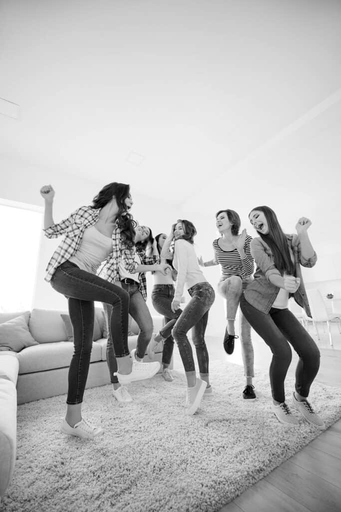 Votre partenaire à Bordeaux pour votre EVJF enterrement de vie de jeune fille. Notre équipe de photographes saura vous mettre à l'aise pour un evjf réussi